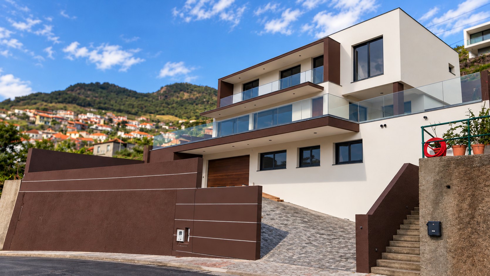 Moradia de três pisos em encosta, construída pela Opções Favoráveis